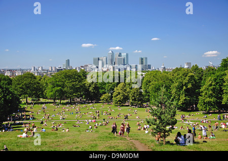 Vue sur Canary Wharf à partir de Greenwich Park, Greenwich, London Borough of Greenwich, Greater London, Angleterre, Royaume-Uni Banque D'Images