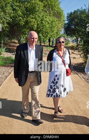 Sunnynook River Park, Los Angeles, USA. 20 juin 2013. Lewis MacAdams et Marie Rodriguez, Councilmember Tom LaBonge sous-champ. La cérémonie d'ouverture de Sunnynook River Park et le dévouement de la plaque pour Lewis MacAdams, fondateur des Amis de la rivière LA (FoLAR) Credit : Température Images Inc./Alamy Live News Banque D'Images