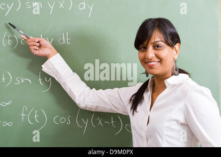 Jolie jeune femme professeur de mathématique en classe Banque D'Images