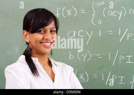 Jeune femme professeur de mathématique à l'avant du tableau Banque D'Images