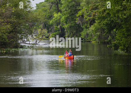 Les jeunes bénéficiant d'une excursion en canot sur la rivière Suwannee en Floride. Banque D'Images