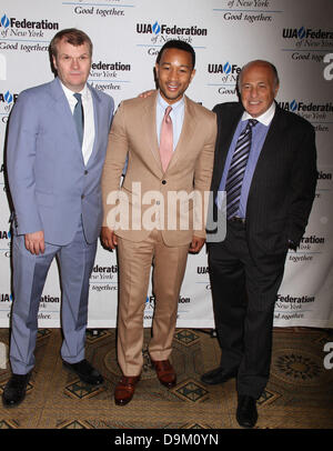 New York, New York, USA. 21 Juin, 2013. Directeur général de Columbia Records ROB STRINGER, chanteur JOHN LEGEND, et président et chef de la direction de Sony Music Entertainment DOUG MORRIS assister à l'UJA-Russie du New York's Music visionnaire de l'Année respect Déjeuner PDG de Columbia Records Rob Stringer à l'hôtel Pierre. Credit : Nancy Kaszerman ZUMAPRESS.com/Alamy/Live News Banque D'Images