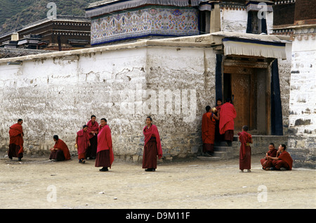 Les moines bouddhistes dans la région de Labuleng Si ou monastère de Labrang l'un des six grands monastères de l'école Gelug du bouddhisme tibétain situé au pied de la montagne au nord-ouest de Phoenix dans le comté de Xiahe Gannan Préfecture autonome de nationalité tibétaine, Province de Gansu, Chine Banque D'Images