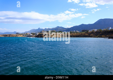 Une belle vue sur la chaîne de montagnes de Kyrenia du port. Banque D'Images