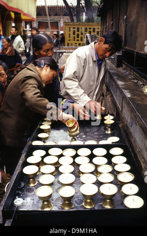Les pèlerins tibétains allument des lampes à beurre dans le monastère tibétain gompa Kumbum également appelé Temple Ta'er fondé en 1583 dans une vallée étroite près du village de Lusar dans la région tibétaine historique d'Amdo dans le comté de Huangzhong, à Xining la capitale de la province de Qinghai en Chine occidentale Banque D'Images