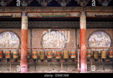 Roues de prière dans le monastère de Kumbum gompa tibétain appelé aussi Temple Ta'er fondée en 1583 dans une vallée étroite à proximité du village de Lusar dans la région tibétaine de l'Amdo historique à Huangzhong County, à Xining la capitale de la province de Qinghai en Chine occidentale Banque D'Images