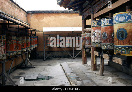 Roues de prière dans le monastère de Kumbum gompa tibétain appelé aussi Temple Ta'er fondée en 1583 dans une vallée étroite à proximité du village de Lusar dans la région tibétaine de l'Amdo historique à Huangzhong County, à Xining la capitale de la province de Qinghai en Chine occidentale Banque D'Images