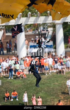 Deux membres de l'équipe de parachutistes de l'armée de chevaliers d'or en voile Scott Stadium avant le début de la DUC jeu. Le Virginia Banque D'Images