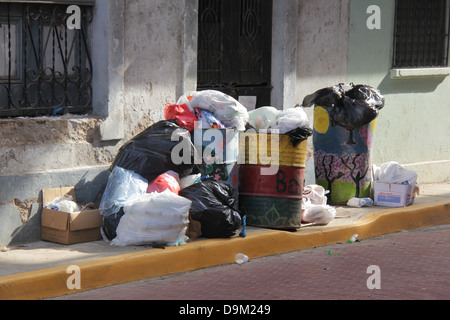 Des piles d'ordures bloquant un trottoir de la vieille ville de Panama City. La saleté crasse crasseux poubelles poubelles horrible Banque D'Images