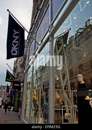 DKNY sur Bond Street, un quartier chic rue commerçante dans le West End de Londres qui s'étend du nord au sud entre Oxford Street et Piccadilly Banque D'Images