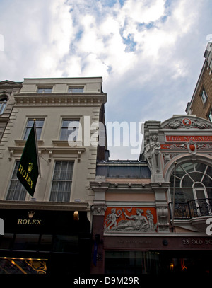 La façade de magasins sur sur Bond Street, un quartier chic rue commerçante dans le West End Banque D'Images