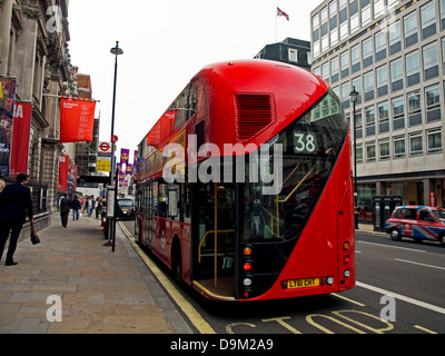 London's new double-decker bus Routemaster Bus (Boris) sur Piccadilly, City of Westminster, London, England, United Kingdom Banque D'Images