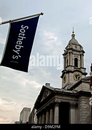 Le pavillon de Sotheby's Auction House montrant St George's Church, Hanover Square en arrière-plan Banque D'Images