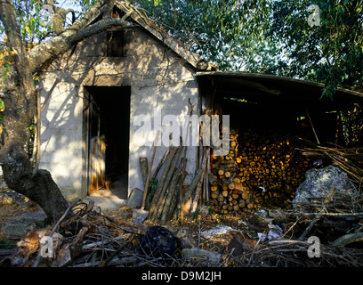 Abri de la cuisson du pain avec de l'approvisionnement en bois d'hiver Pakovo Selo croatie dalmatie centrale village Banque D'Images