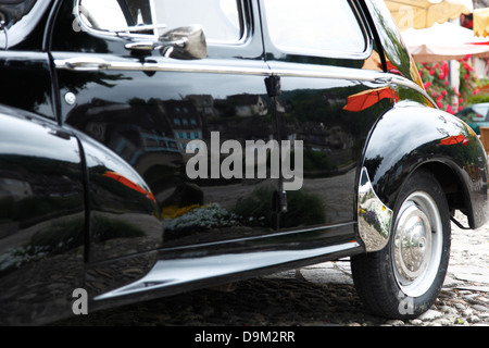 France, Aquitaine, dordogne, Périgord, Aquitaine, Peugeot 203 Berline 4 portes à partir de années 50, la réflexion de la ville dans les portes. Banque D'Images