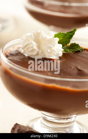 Le pouding au chocolat chaud maison avec crème fouettée Banque D'Images