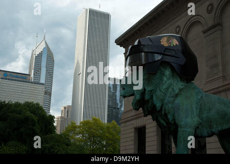 Chicago, Illinois, USA. 17 Juin, 2013. Art Institute of Chicago Blackhawks de Chicago d'usure Lions' helmut comme un geste de soutien à l'équipe de hockey de Chicago en lutte contre les Bruins de Boston pour la Coupe Stanley. Les statues de bronze qui garde l'entrée au musée portait des Hawks en 2010 helmut lorsque la portée des Blackhawks accueil le trophée de la Coupe Stanley. En d'autres occasions, les Lions ont enfilé des chapeaux et des White Sox de Chicago Bears de Chicago pour honorer les casques des équipes gagnantes. ©Karen I. Hirsch/ZUMAPRESS.com/Alamy Live News Banque D'Images