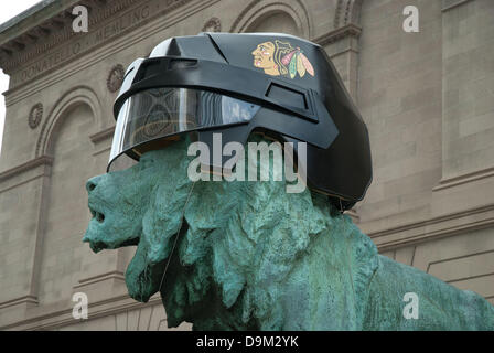 Chicago, Illinois, USA. 17 Juin, 2013. Art Institute of Chicago Blackhawks de Chicago d'usure Lions' helmut comme un geste de soutien à l'équipe de hockey de Chicago en lutte contre les Bruins de Boston pour la Coupe Stanley. Les statues de bronze qui garde l'entrée au musée portait des Hawks en 2010 helmut lorsque la portée des Blackhawks accueil le trophée de la Coupe Stanley. En d'autres occasions, les Lions ont enfilé des chapeaux et des White Sox de Chicago Bears de Chicago pour honorer les casques des équipes gagnantes. ©Karen I. Hirsch/ZUMAPRESS.com/Alamy Live News Banque D'Images