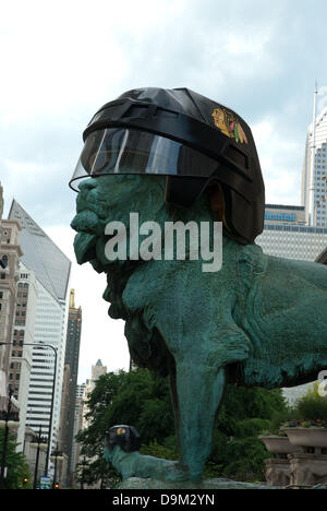 Chicago, Illinois, USA. 17 Juin, 2013. Art Institute of Chicago Blackhawks de Chicago d'usure Lions' helmut comme un geste de soutien à l'équipe de hockey de Chicago en lutte contre les Bruins de Boston pour la Coupe Stanley. Les statues de bronze qui garde l'entrée au musée portait des Hawks en 2010 helmut lorsque la portée des Blackhawks accueil le trophée de la Coupe Stanley. En d'autres occasions, les Lions ont enfilé des chapeaux et des White Sox de Chicago Bears de Chicago pour honorer les casques des équipes gagnantes. ©Karen I. Hirsch/ZUMAPRESS.com/Alamy Live News Banque D'Images