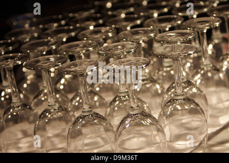 Verres à vin wineglasses verre cocktail boissons bar à l'envers Banque D'Images