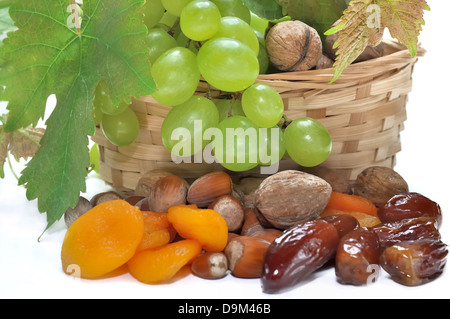Dans un panier de raisins et fruits secs sur fond blanc Banque D'Images
