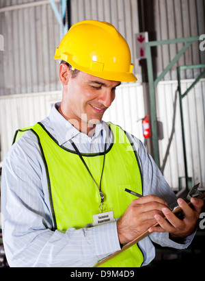 Portrait masculin technicien travaillant en usine Banque D'Images