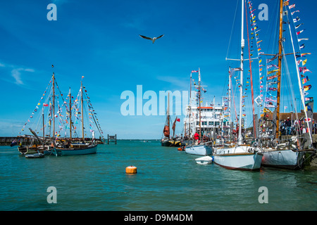 Différents navires dans le port de Yarmouth, île de Wight, en Angleterre au cours de la vieilles coques Festival. Banque D'Images