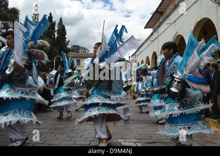 Costumés danseurs andins traditionnellement à un défilé pendant la Semaine Sainte à Cuzco, Pérou Banque D'Images