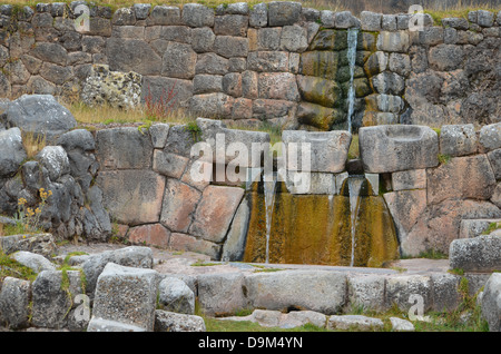 L'eau de pierre Inca satellite fonctionnant par les Tambomachay site archéologique, près de Cusco, Pérou Banque D'Images