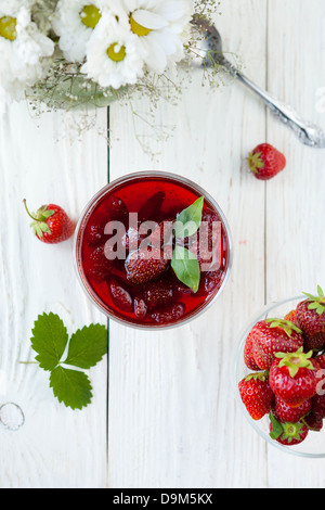 La confiture de fraise dans un bol sur un tableau blanc, vue du dessus Banque D'Images