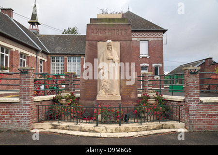 Mémorial à ceux des habitants du village qui sont morts dans la Première Guerre mondiale, Montauban-de-Somme, Picardie, France. Banque D'Images