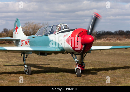 Yakovlev Yak-52 'Betsy' G-TYAK en attente de décollage de Breighton Airfield Banque D'Images