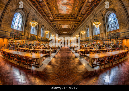 La salle de lecture principale rose dans la branche principale de la Bibliothèque publique de New York à New York. Banque D'Images