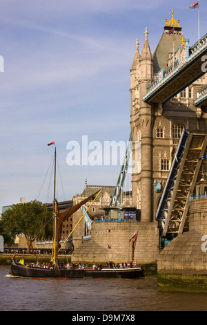 Chaland voyageant sous Tower Bridge, Festival Thames, London, UK Banque D'Images