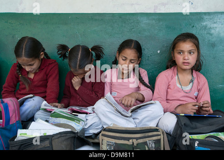 Les écoliers indiens lire en dehors de leur classe dans le district tribal de Bharmour, Himachal Pradesh, Inde Banque D'Images