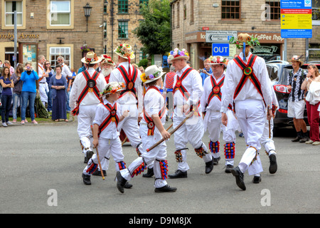 Danseurs Morris à l'Rushcart cérémonie le 20 août 2011, à Bellevue, au Royaume-Uni . Banque D'Images