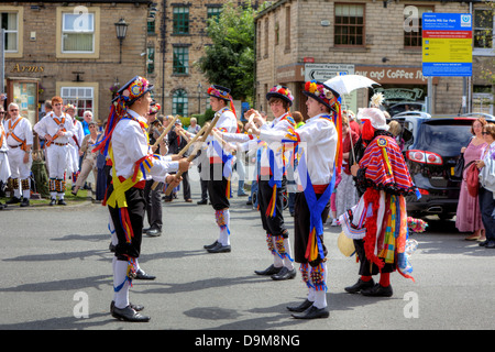 Danseurs Morris à l'Rushcart cérémonie le 20 août 2011, à Bellevue, au Royaume-Uni. Banque D'Images