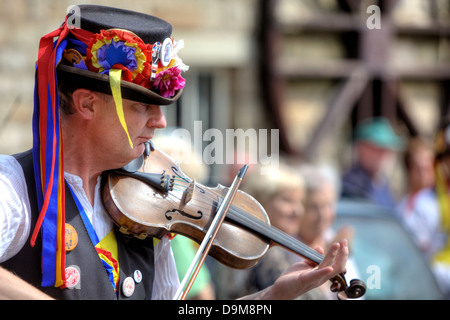 Violoniste accompagnant Morris Dancers à l'Rushcart cérémonie le 20 août 2011, à Bellevue, UK Banque D'Images