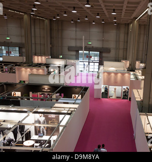 Milan, Italie - 21 juin 2013 : personnes visitent SposaItalia, salon international de la suite nuptiale et l'usure formelle à Milan. Banque D'Images