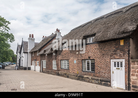 4 à l'origine 17ème siècle encadrées de chêne chaumières dans la rue principale. Répertorié, catégorie 2 Cheshire Frodsham nord-ouest de l'Angleterre. Banque D'Images