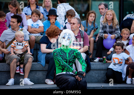 Thames Festival 2009. Le Théâtre des monstres de Corée, Sorea, effectuer un mélange de danse contemporaine et de la musique Banque D'Images