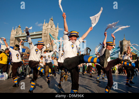 Thames Festival. L'Hammersmith Morris Men l'exécution devant le Tower Bridge, London, UK Banque D'Images