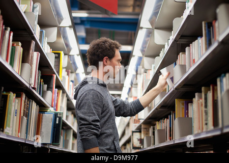 Étudiant dans une librairie ou à la bibliothèque Banque D'Images