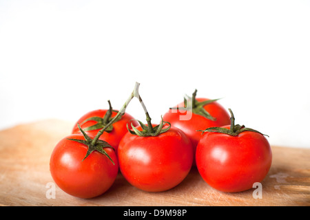 Les tomates dans la cuisine isolated on white Banque D'Images