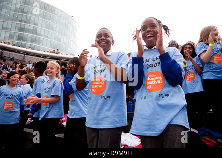 Un chœur composé de 50 écoles de Londres réalisé par Richard Frostick chanter en face de l'hôtel de ville, Festival Thames Banque D'Images