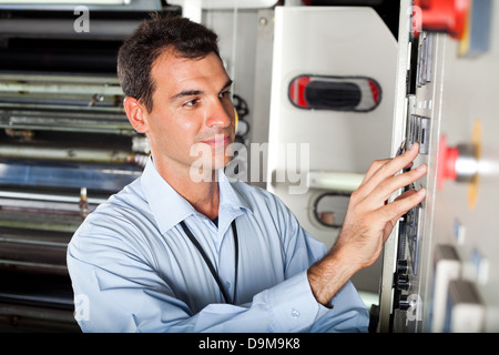 Réglage de la machine industrielle technicien de sexe masculin dans l'usine moderne Banque D'Images