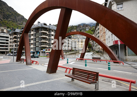 Carrer del constitució pont sur le Gran Valira qui traverse Andorra la vella Andorre Banque D'Images