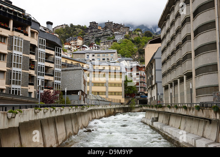 Gran Valira qui traverse l'Andorre-la-Vieille Andorre Banque D'Images