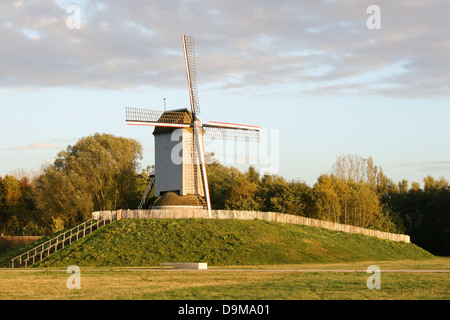 Moulin à vent en bois toujours en Flandre Banque D'Images