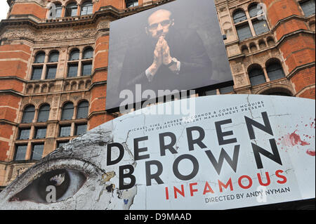 Cambridge Circus, Shaftesbury Avenue, Londres, Royaume-Uni. 22 juin 2013. Les panneaux et affiches sur l'avant du Palace Theatre pour le nouveau Derren Brown show 'infâme' qui s'ouvre le lundi 24 juin. Crédit : Matthieu Chattle/Alamy Live News Banque D'Images